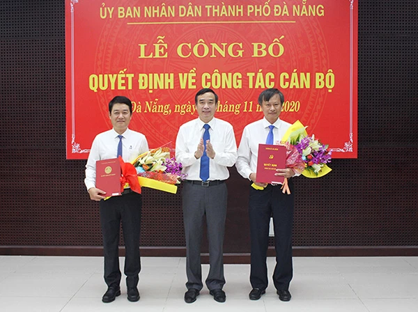 Ngày 24/11/2020, Phó Chủ tịch Thường trực UBND TP Đà Nẵng (giữa) trao Quyết định điều động, bổ nhiệm ông Nguyễn Hà Bắc, Giám đốc Sở Công thương (trái) làm Chánh Văn phòng Đoàn ĐBQH-HĐND-UBND TP Đà Nẵng thay ông Đoàn Ngọc Hùng Anh (phải) đến nhận công tác tại Thành ủy Đà Nẵng