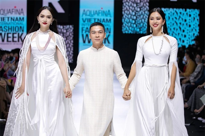 Hương Giang, nhà thiết kế Adrian Anh Tuấn, hoa hậu Tiểu Vy (từ tái sang phải).