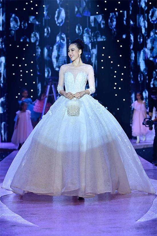 Bùi Quỳnh Hoa - giải Vàng siêu mẫu 2018 - như một nàng công chúa bước ra từ truyện cổ tích trên sàn catwalk khi diện váy trắng vuốt với tùng váy bồng xòe hoành tráng.