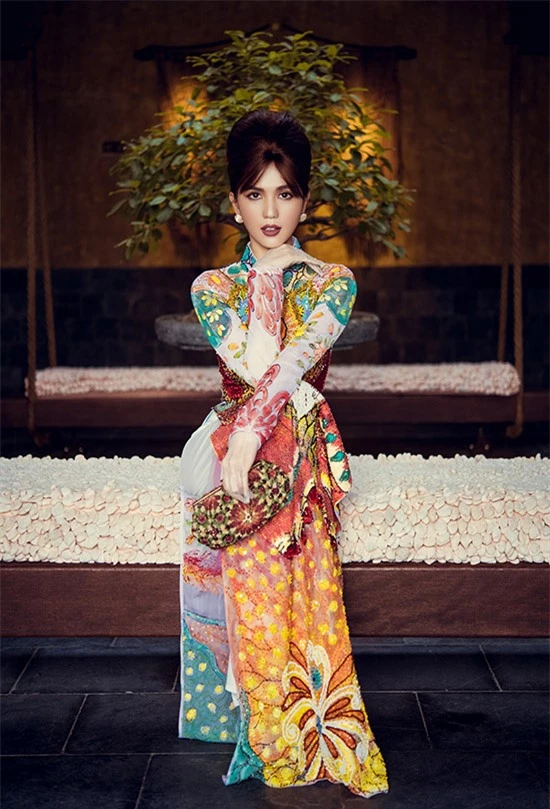 Nữ người mẫu sở hữu vóc dáng đồng hồ cát, nhan sắc dịu dàng thuần Việt, rất phù hợp với áo dài.