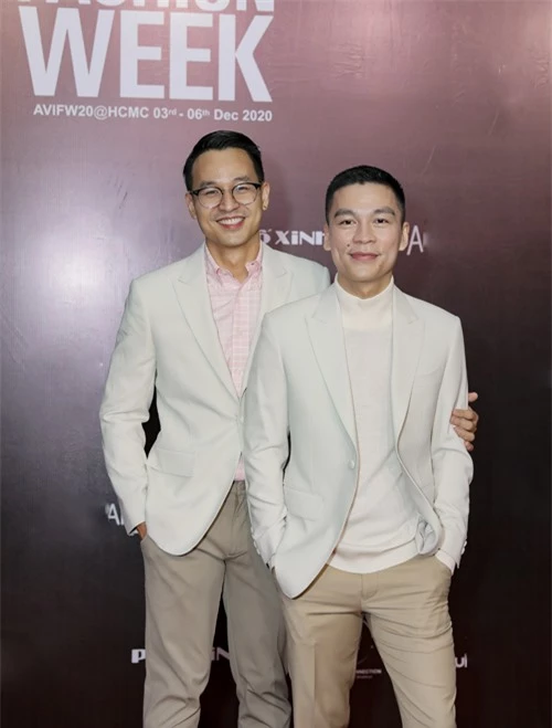 Sơn Đoàn (trái) và nhà thiết kế Adrian Anh Tuấn (phải).