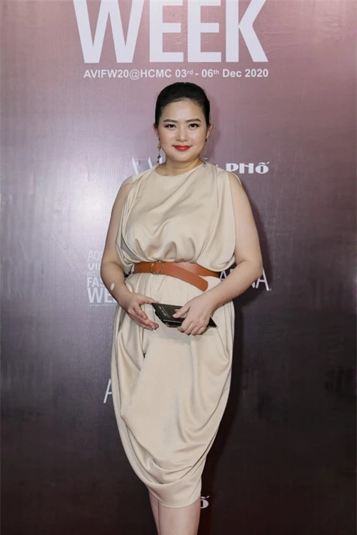 Diện mẫu váy suông của nhà thiết kế Adrian Anh Tuấn, Phan Như Thảo sử dụng dây lưng da để giúp vòng hai của cô thon gọn.