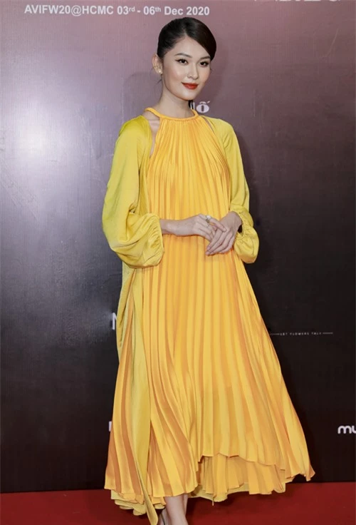 Á hậu Thùy Dung nhẹ nhàng với váy xếp ly thiết kế trên chất liệu vải lụa - trang phục hot nhất mùa hè 2020 của Adrian Anh Tuấn.