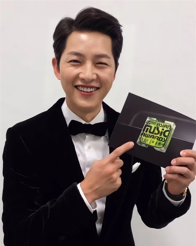 Song Joong Ki tái xuất tại MAMA 2020 sau vụ ly hôn chấn động: Tăng cân thấy rõ, giật luôn spotlight của BTS - Ảnh 1.