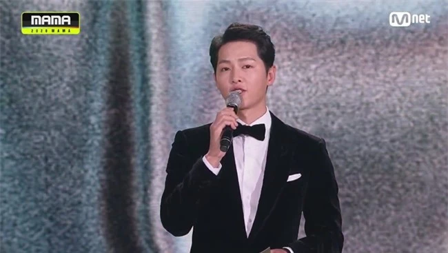 Song Joong Ki tái xuất tại MAMA 2020 sau vụ ly hôn chấn động: Tăng cân thấy rõ, giật luôn spotlight của BTS - Ảnh 7.