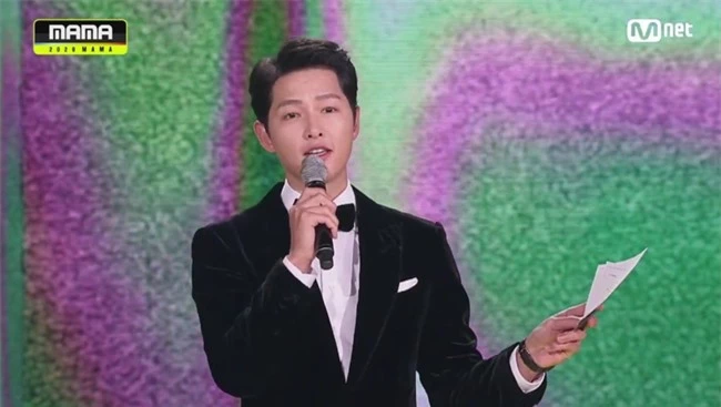 Song Joong Ki tái xuất tại MAMA 2020 sau vụ ly hôn chấn động: Tăng cân thấy rõ, giật luôn spotlight của BTS - Ảnh 8.