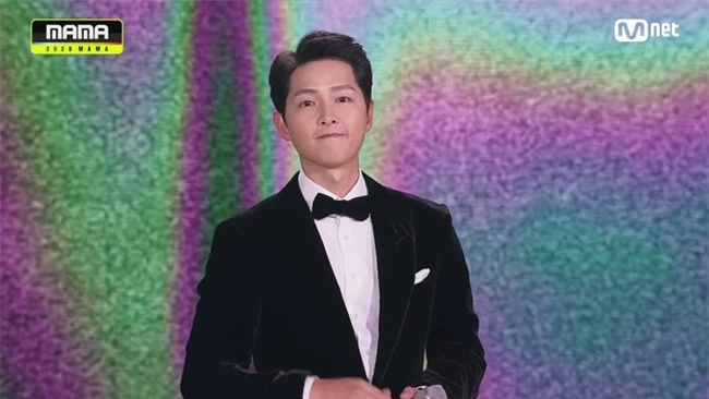 Song Joong Ki tái xuất tại MAMA 2020 sau vụ ly hôn chấn động: Tăng cân thấy rõ, giật luôn spotlight của BTS - Ảnh 9.