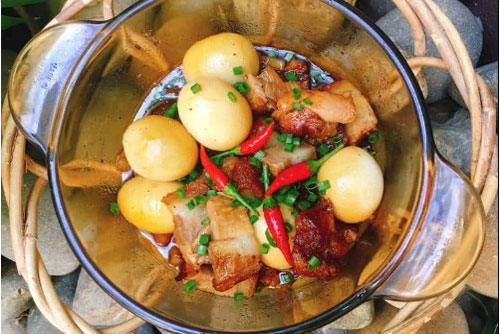 Trổ tài làm thịt heo quay kho trứng cút, mẹ chồng khó tính cũng khen ngon