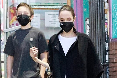 Angelina Jolie mặc 'cây' đen lộ dáng gầy