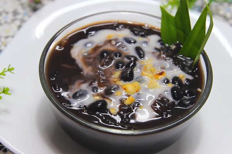 Cách nấu chè đỗ đen kiểu Thái với lá dứa