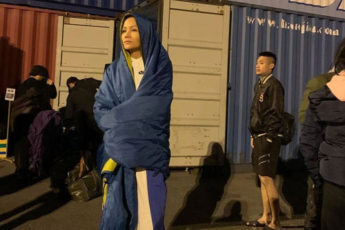 H'Hen Niê dầm mưa đêm quay phim