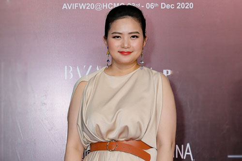 Phan Như Thảo siết eo bằng dây lưng da