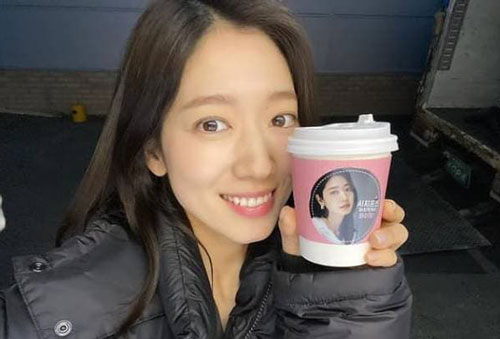 Trở lại phim trường sau xét nghiệm COVID-19, Park Shin Hye lộ gương mặt mộc đáng chú ý