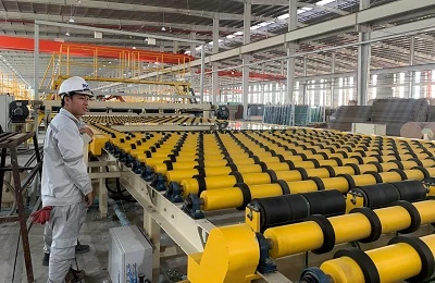 Công nhân làm việc tại Nhà máy Kính nổi siêu trắng Phú Mỹ.
