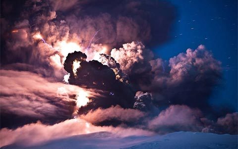 Cảnh núi lửa phun trào siêu hùng vĩ