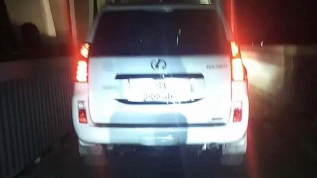 Hình ảnh ô tô Lexus đi vào làn đường xe máy cầu Thăng Long, Hà Nội được camera người dân ghi lại