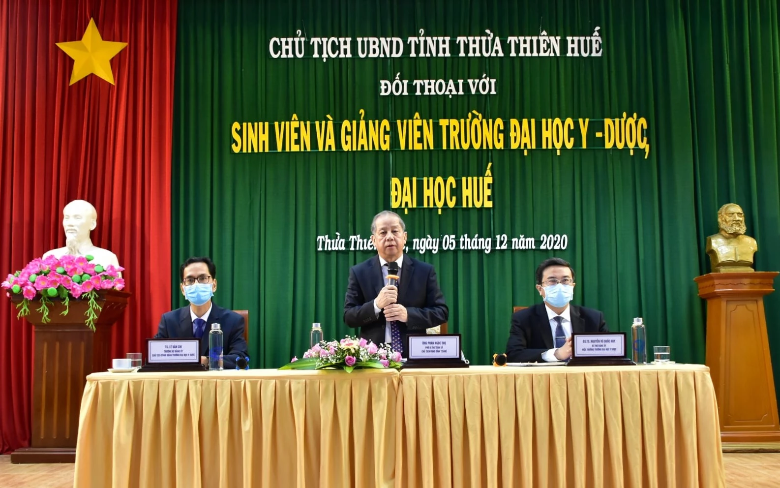 Chủ tịch UBND tỉnh Thừa Thiên Huế Phan Ngọc Thọ phát biểu “mở lời” trong buổi đối thoại với hơn 300 giảng viên, sinh viên Trường Đại học Y - Dược Huế.