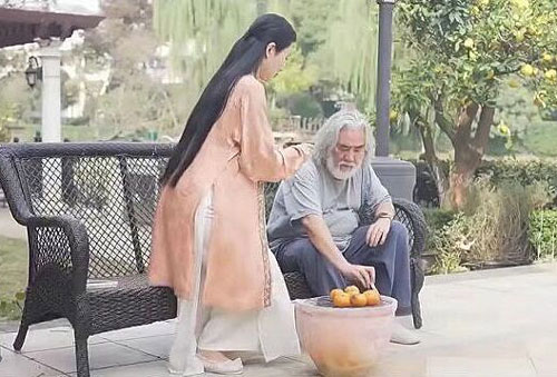 Cuộc sống chồng già, vợ trẻ của đạo diễn Trương Kỷ Trung