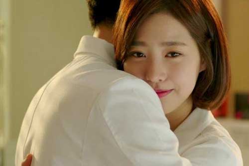 Ngay khi nhận ra người đàn ông vừa bước xuống xe, chị gái lao đến ôm chặt anh ta thì tôi choáng xây xẩm mặt mày