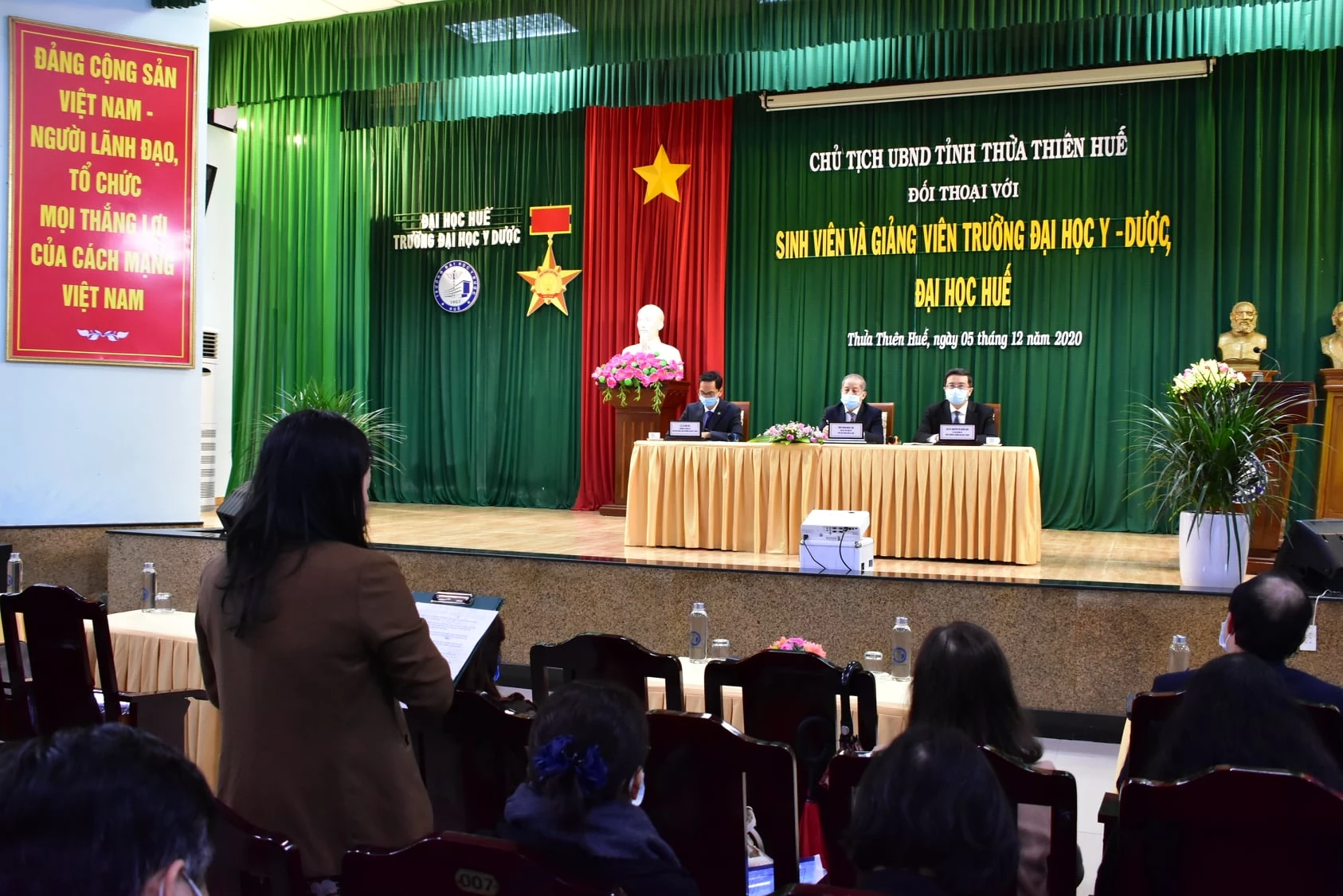 Nhiều giảng viên của trường cũng đặt câu hỏi với Chủ tịch UBND tỉnh Thừa Thiên Huế.