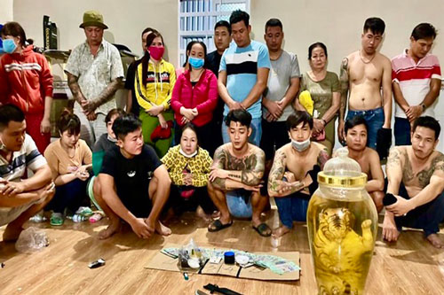 Đồng Nai: Phá sòng bạc, bắt 21 đối tượng, thu giữ gần 400 triệu đồng