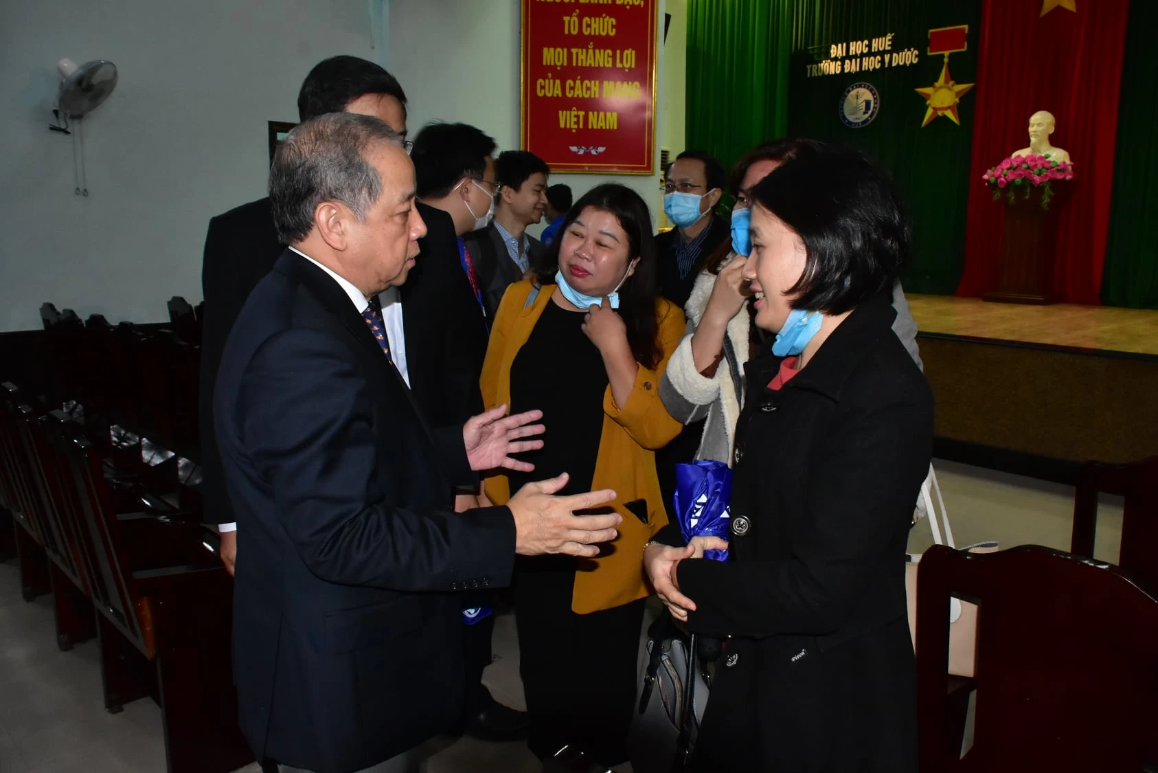 Kết thúc buổi đối thoại, ông Phan Ngọc Thọ vẫn tiếp tục nán lại để trao đổi thân mật, gần gũi với các giảng viên Trường Đại học Y - Dược Huế.