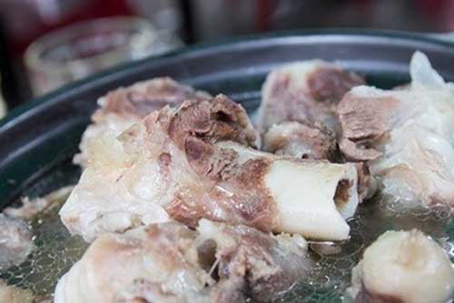 Mẹo nhỏ giúp hầm xương nhanh nhừ, nước trong vị lại đậm đà