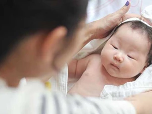 Trẻ bị cảm cúm có tắm được không?