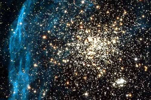 Rùng mình "quái vật" nuốt 16 thiên hà đang "bao vây" Trái Đất