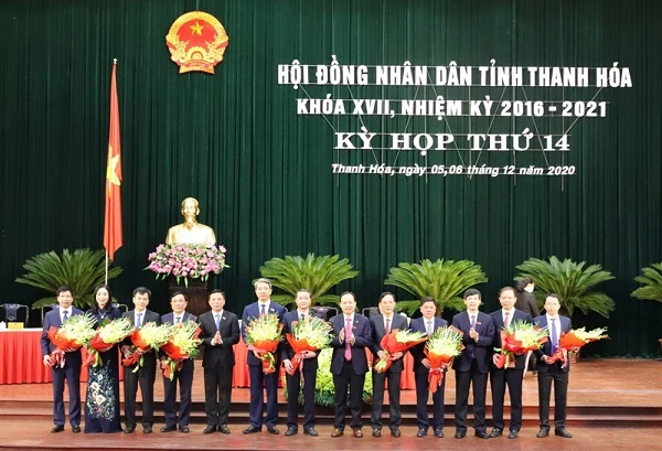 Lãnh đạo tỉnh Thanh Hóa tặng hoa chúc mừng các ủy viên UBND tỉnh vừa được HĐND tỉnh tín nhiệm bầu cử.