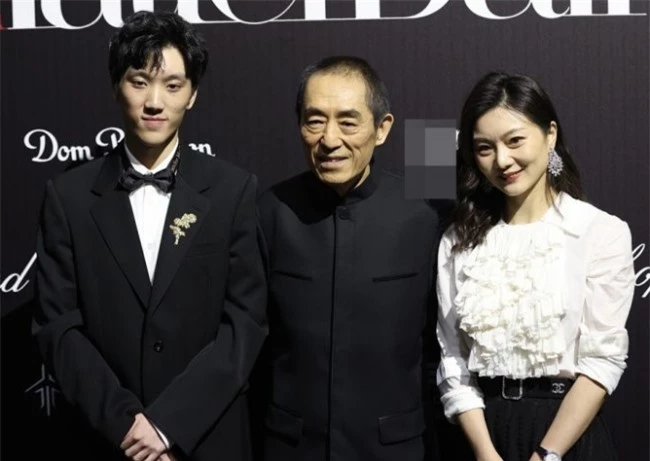 Đạo diễn Trương Nghệ Mưu cùng vợ và con trai dự sự kiện cùng nhau.