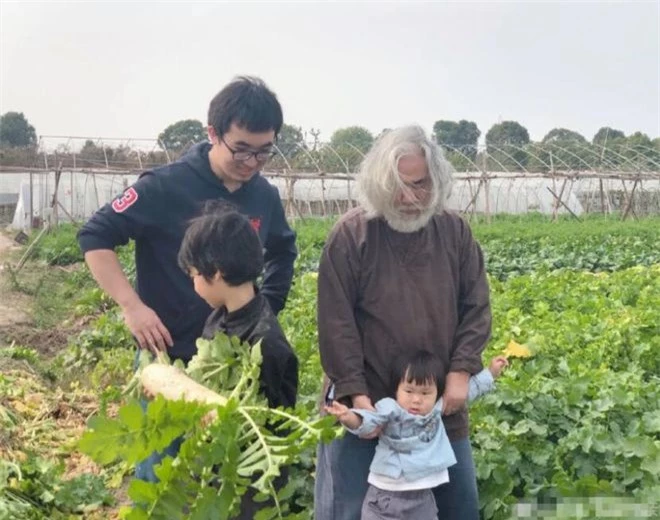 Ông Trương Kỷ Trung đưa con trai ra vườn nhổ củ cải.