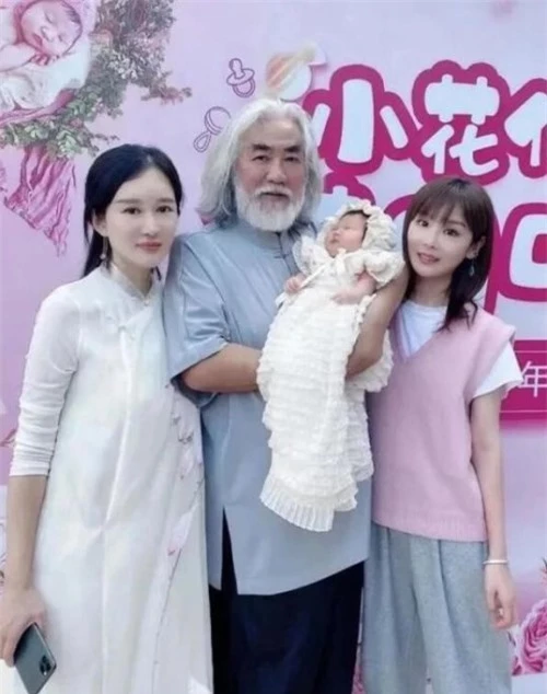 Ông Trương Kỷ Trung bên người vợ kém 39 tuổi, trong ngày đầy tháng con gái út.