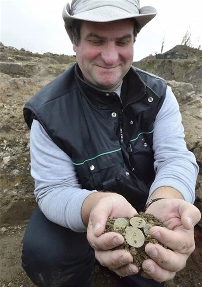 Đào ruộng bắp, phát hiện pháo đài châu báu 2.000 tuổi - Ảnh 2.