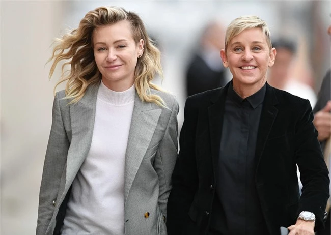Với khối tài sản gần 400 triệu USD, Ellen DeGeneres (phải) không ngại chi tiền để tậu một tổ ấm mới lộng lẫy sống cùng nữ diễn viên Portia de Rossi. MC lừng danh còn sở hữu một ngôi nhà nhỏ ở Montecito và biệt thự 42,5 triệu USD ở Beverly Hills chuẩn bị rao bán.