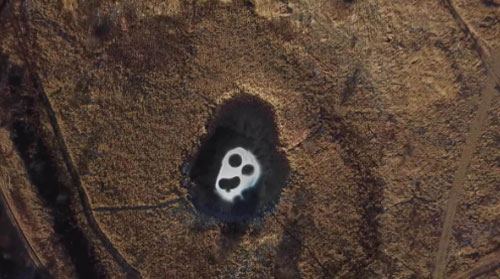 Sự thật đằng sau gương mặt kỳ lạ xuất hiện trên hồ nước ở Nga