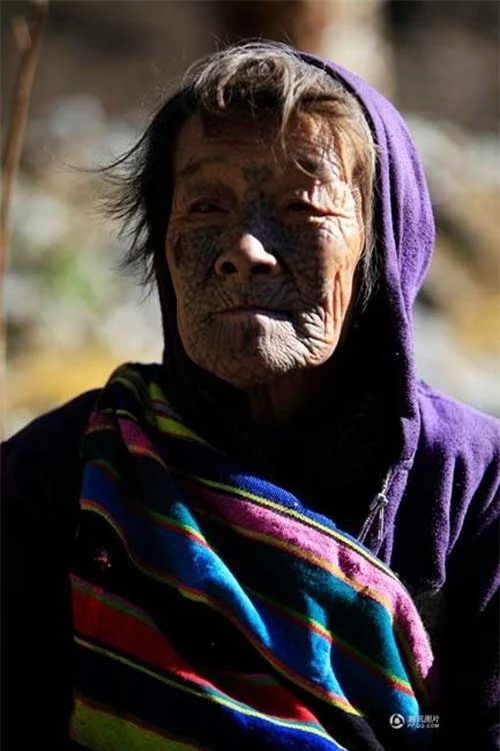Những người phụ nữ còn lại của "bộ tộc xăm mặt" - 12