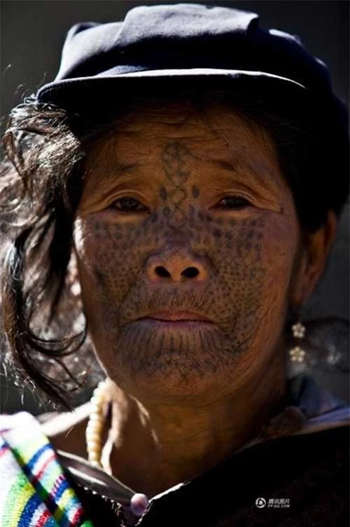Những người phụ nữ còn lại của "bộ tộc xăm mặt" - 14
