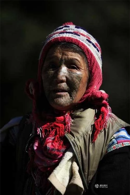 Những người phụ nữ còn lại của "bộ tộc xăm mặt" - 15