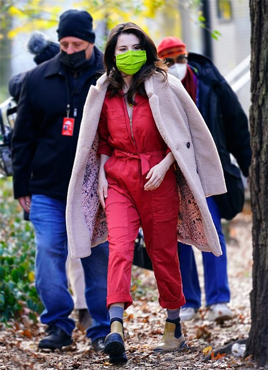 Selena Gomez quay phim Only Murders in the Building ở New York hôm 7/12. Cô nổi bật trên phố trong trang phục đỏ, bốt vàng và đeo khẩu trang xanh lá.