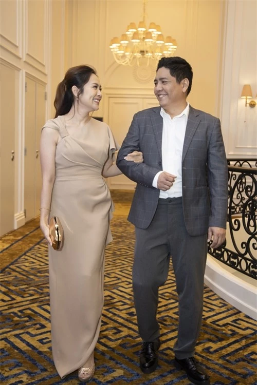 Diễn viên - nhà sản xuất Thanh Thúy khoác tay ông xã - đạo diễn Đức Thịnh tới buổi họp báo diễn ra tại một khách sạn sang trọng ở TP HCM.