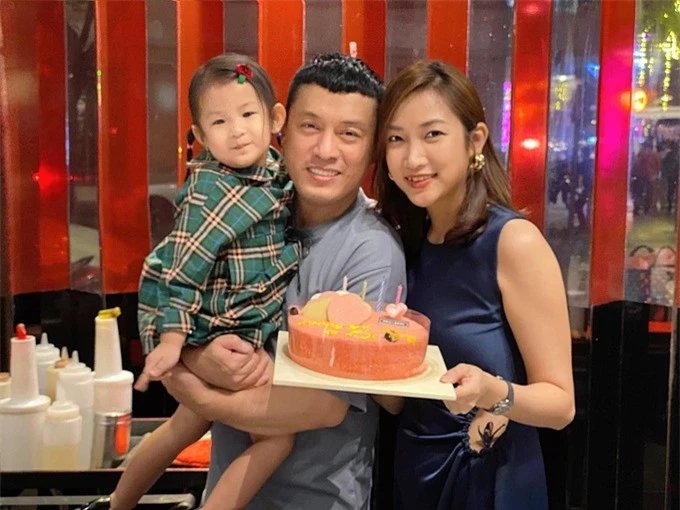 Lam Trường hạnh phúc bên vợ và con gái.