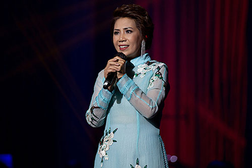 NSƯT Hồng Vy thay bốn trang phục trong liveshow