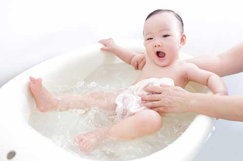 Sai lầm khi tắm cho trẻ sơ sinh dễ gây bệnh, nhất là điều thứ 2 rất nhiều mẹ Việt mắc phải