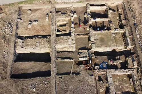 Đào ruộng bắp, phát hiện pháo đài châu báu 2.000 tuổi