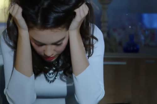 Trong đêm đông lạnh giá, khi nghe thấy tiếng kêu thất thanh từ phòng chị dâu, tôi vội mở toang cửa thì sững sờ trước tấm ga giường đầy máu