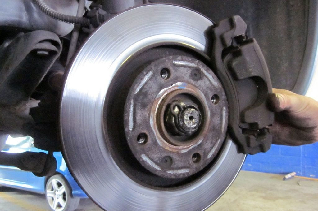 Xử lý như thế nào khi phanh xe ôtô bị bó cứng?