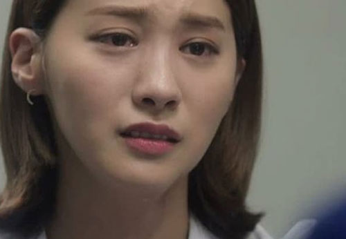 Hồi hộp mở quà cưới của bạn trai cũ, nào ngờ chỉ một vật nhỏ xíu trong đó lại khiến gia đình tôi lâm vào khốn đốn