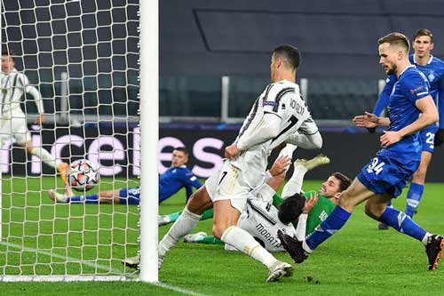 Ronaldo lại 'tiến hóa': Dứt điểm ít, bàn thắng không đổi