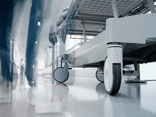 Người đàn ông Ấn Độ trở về nhà sau lễ hỏa táng của chính mình
